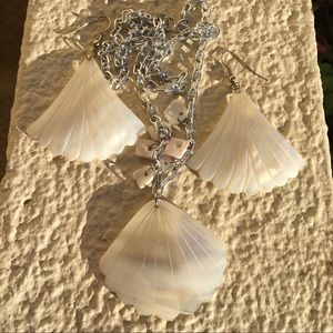 Large mother-of-pearl set